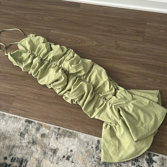 PrettyLittleThing Sage Green Halterneck Extreme Ruched Fishtail Hem Midaxi Dress - Picture 2 of 3